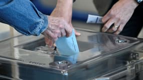 Un électeur vote au 1er tour de la présidentielle, le 10 avril 2022 à Paris
