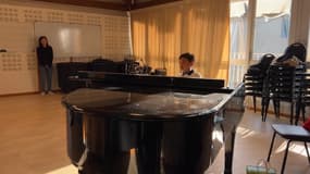 Junxi Xue est un jeune pianiste manosquin.