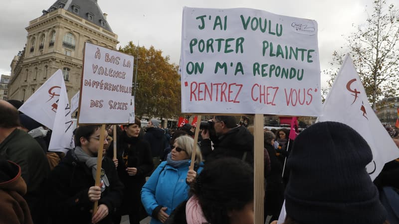 Une femme manifeste sur la place de la République, le 25 novembre 2017 à Paris. 