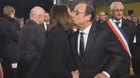 Bise ou poignée de main? Aurélie Filippetti et François Hollande ont fait les deux.
