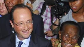 François Hollande à son arrivée à Fort-de-France. Face à la montée de l'extrême droite, le candidat socialiste a invité les outre-mer, qui représentent environ 1,7 million d'électeurs, à se mobiliser dès le premier tour pour ne plus revivre un 21 avril 20