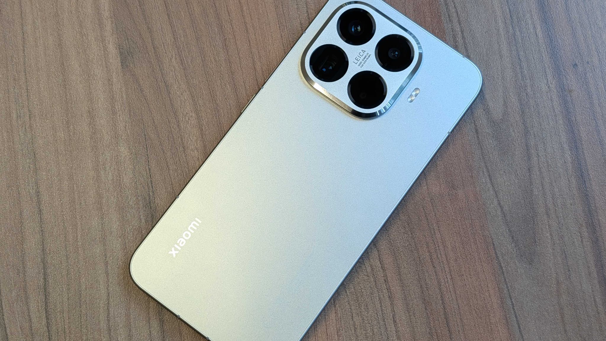 Le dos du Xiaomi 15T Pro est protégé par un cadre en alliage d'aluminium.