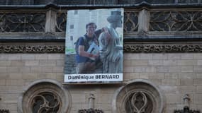 Un portrait de Dominique Bernard lors de ses obsèques sur la mairie d'Arras le 19 octobre 2023