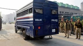 Fourgon de la police de New Delhi arrivant au tribunal pour l'ouverture du procès de cinq des six auteurs présumés du viol collectif d'une étudiante mi-décembre et ayant causé sa mort. Beaucoup d'organisations de défense des droits des femmes espèrent ell