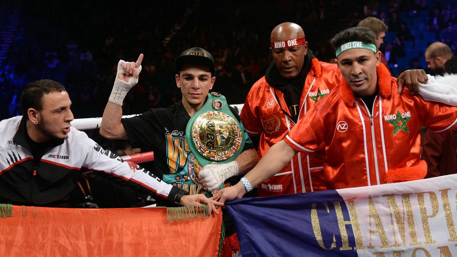 Nordine Oubaali (deuxième à gauche) avec sa ceinture de champion WBC des coqs Nordine Oubaali (deuxième à gauche) avec sa ceinture de champion WBC des coqs