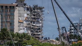 Recherche de survivants après l'effondrement d'un immeuble, le 27 juin 2021 à Surfside, en Floride