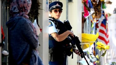 La police, en armes, monte la garde avant le début du ramadan devant la mosquée Al-Nour, après le massacre commis le 15 mars précédent par un suprémaciste blanc, le 3 mai 2019 à Christchurch en Nouvelle-Zélande