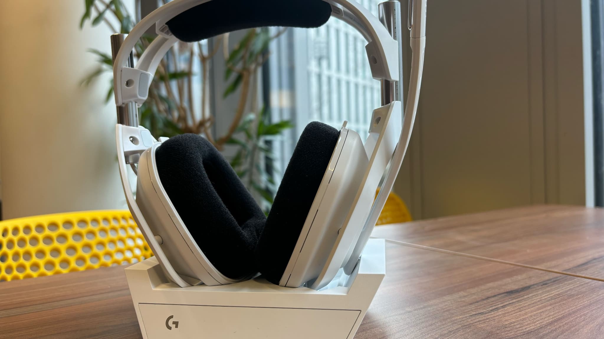 Le Astro A50 X de Logitech utilise une base permettant de switcher d'appareils en un clic.