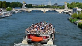 Un bateau touristique sur la Seine à Paris, le 9 août 2023.