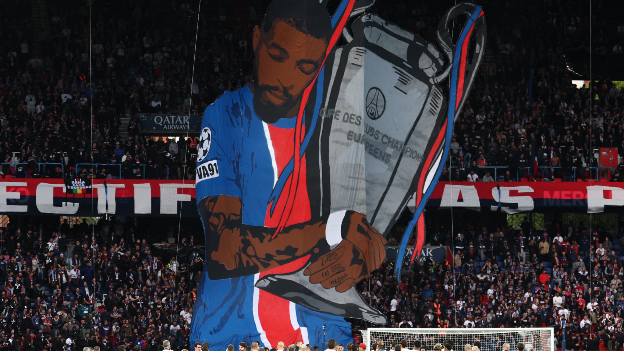 TIFO GÉANT, HAIE D’HONNEUR ET DISCOURS EN LARMES… LES ADIEUX ÉMOUVANTS DE PRESNEL KIMPEMBE AU PSG ET AU PARC DES PRINCES
