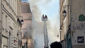 Les pompiers interviennent ce mardi 25 juin sur un incendie d'appartement,  rue de la Verrerie à Paris.