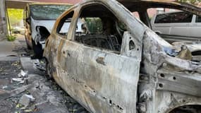 La voiture a été entièrement ravagée par les flammes.