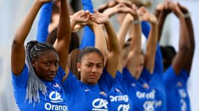 Kadidiatou Diani et les Bleues à l'entraînement 