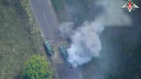 Une image tirée d'un document diffusé par le ministère russe de la Défense le 12 août 2024 montre une attaque de drone russe contre des véhicules blindés ukrainiens dans la région de Koursk.