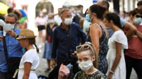 Une enfant portant un masque de protection, à Paris le 11 août 2020.