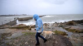 Une personne en train d'essayer de se protéger de la pluie à Ploemeur en Bretagne. (Photo d'illustration)