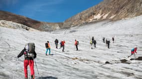 Des scientifiques escaladant le glacier Ossoue, dans les Pyrénées, en septembre 2021.