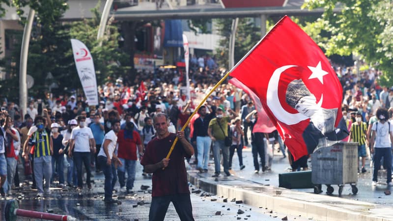 Un manifestant à Ankara, le 1er juin.