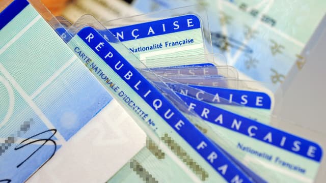 Des cartes d'identité nationales vérifiées afin de déceler d'éventuels défauts à Limoges.