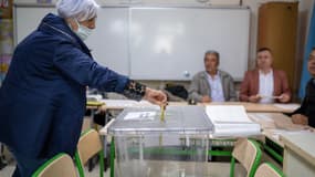 Une femme vote à Ankara ce dimanche 14 mai.