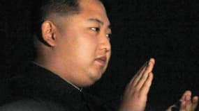 Jeune et inexpérimenté, Kim Jong-un va selon toute vraisemblance succéder à son père, dont on a appris la mort lundi, et prolonger sur une troisième génération la dynastie régnante au pouvoir sur la Corée du Nord. /Photo d'archives/REUTERS/Kyodo