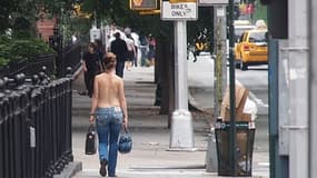 La féministe américaine Moira Johnston dans rues de Manhattan, à New York