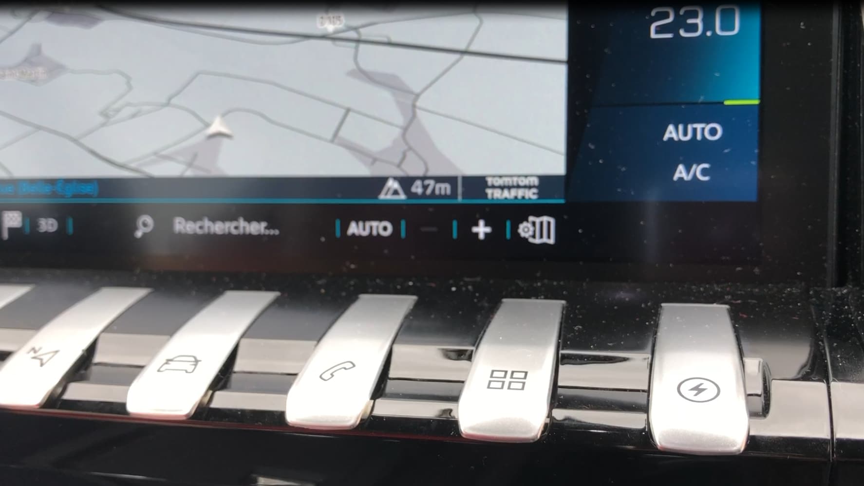 La touche piano avec un éclair permet d'accéder au menu qui regroupe les fonctions autour de la conduite électrique et hybride. 