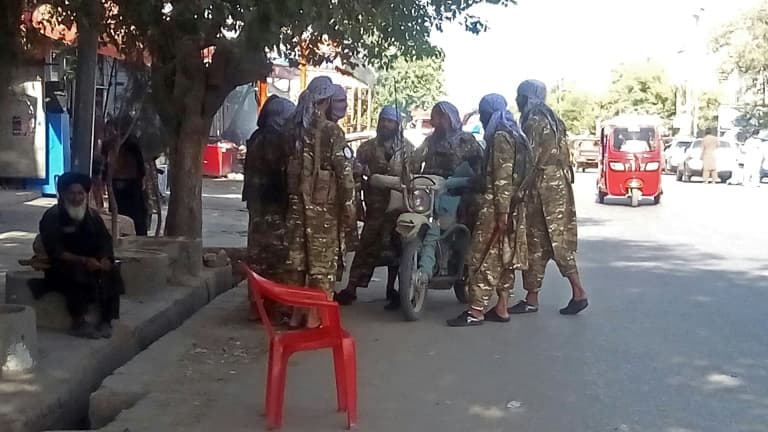 Des combattants talibans dans une rue de Kunduz (nord-est de l'Afghanistan), prise par les insurgés, photo du 9 août 2021 (photo d'illustration)