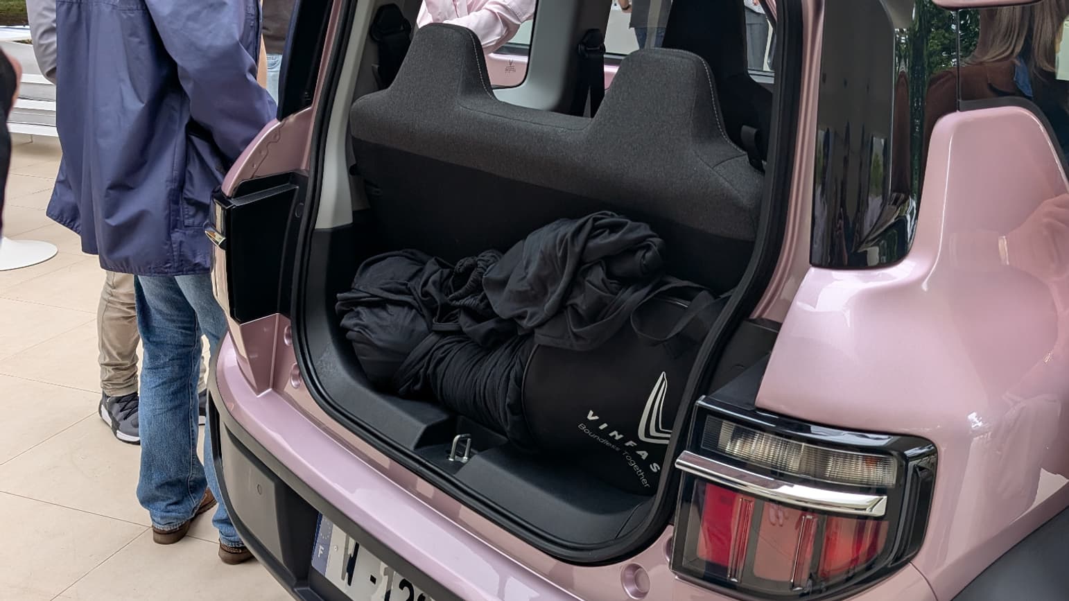 A very symbolic trunk but whose volume can easily increase by tilting the rear seat. A very symbolic trunk but whose volume can easily increase by tilting the rear seat.