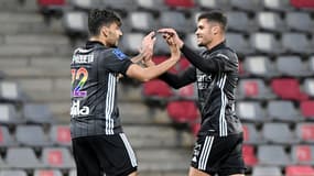 La joie des milieux de terrain brésiliens de l'Olympique lyonnais, Bruno Guimaraes, buteur contre Nîmes, félicité par Lucas Paqueta, lors de 37e journée de Ligue 1, le 16 mai 2021 au Stade des Costières