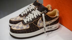 Des baskets Louis Vuitton-Nike dessinées par Virgil Abloh, exposées le 19 janvier 2022 à New York (États-Unis).