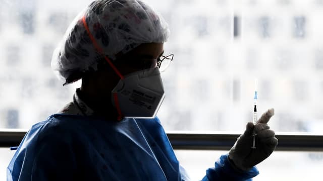 Une infirmière prépare une dose de vaccin Pfizer-BioNTech à Bogota (Colombie), le 4 juin 2021