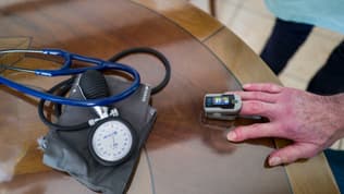 Le contrôle de la fréquence cardiaque d'une patient à Winkel (Haut-Rhin), le 21 avril 2020.