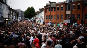 Une manifestation contre les émeutes d'extrême droite à Walthamstow, dans l'agglomération de Londres, le mercredi 7 août 2024