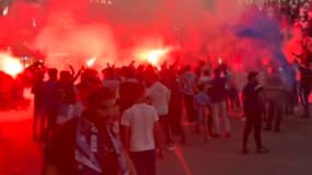 Des supporters de l'OM devant le Vélodrome avant le match contre Tottenham