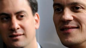 Le Parti travailliste britannique, qui se rétablit dans les sondages après la lourde défaite de mai dernier, élit ce samedi son nouveau dirigeant parmi cinq candidats, dont les frères David (à droite) et Ed Miliband qui partent favoris. /Photo d'archives/