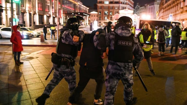 Des policiers arrêtent un partisan de l'opposant russe Alexeï Navalny, le 3 février 2021 à Moscou. (Photo d'illustration)