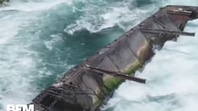  Ce bateau coincé se rapproche du bord des chutes du Niagara 