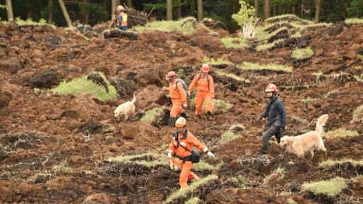 Les secours intensifent leurs efforts à la recherche de survivants dans le village de Minami-Aso emporté par un glissement de terrain, le 18 avril 2016