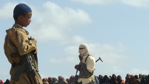 Jeunes combattants shebabs surveillant une foule pour assister à l'amputation d'un homme accusé de vol le 9 septembre 2009.