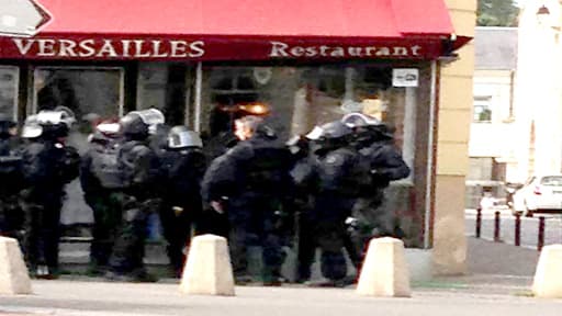 Les policiers, à proximité du CCAS, se préparent.