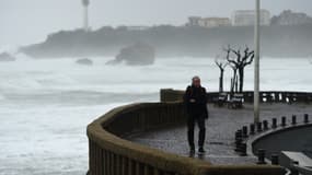 Un homme près de la grande plage à Biarritz, le 13 décembre 2019 (photo d'illustration)