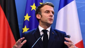 Emmanuel Macron à la sortie du Conseil européen le 17 décembre 2021 à Bruxelles 