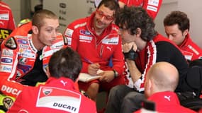 Valentino Rossi avec ses ingénieurs