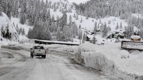Un véhicule sur une route menant à Val d'Isère, le 9 janvier 2018 dans les Alpes