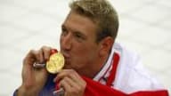 le Français, vainqueur de LA course de l'année en 47s 21 et sa médaille d'or, la seconde de la délégation française