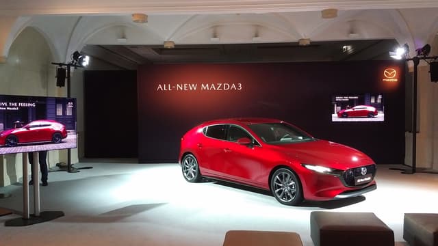 Futuriste par le design, la nouvelle Mazda 3 l'est aussi par ses motorisations thermiques sophistiquées, parmi les moins polluantes au monde.