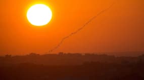 Une roquette laisse une traînée de fumée dans le ciel israélien, le 20 août 2014.