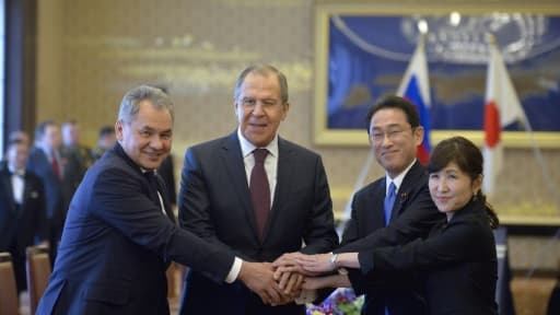 (g-d): le ministre russe de la Défense Sergueï Choïgou, le ministre russe des Affaires Etrangères, Sergueï Lavrov, le ministre japonais des Affaires étrangères Fumio Kishida et la ministre japonaise de la Défense Tomomi Inada, le 20 mars...