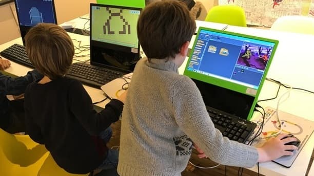 De jeunes enfants en plein apprentissage sur les ordinateurs Pi-top. De jeunes enfants en plein apprentissage sur les ordinateurs Pi-top.